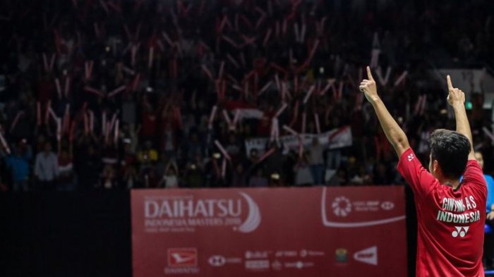Pebulu tangkis tunggal putra Indonesia Anthony Sinisuka Ginting meluapkan kegembiraannya usai menaklukkan asal Taiwan Chou Tien Chen dalam babak semifinal Indonesia Master di Istora Senayan, Jakarta, Jumat (26/1/2018). Pebulu tangkis tunggal putra Indonesia Anthony Sinisuka Ginting menang dengan tiga gim 21-16, 13-21 dan 21-12. (KOMPAS.com/GARRY ANDREW LOTULUNG)