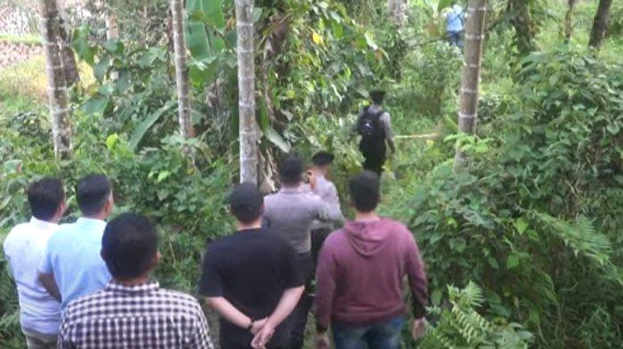 Terungkap foto-foto rute pelarian pembunuh gadis penjual gorengan Nia Kurnia Sari. Pelaku bernama Indra kabur ke hutan lebat, sungai hingga gubuk tua tengah hutan dan sawah.