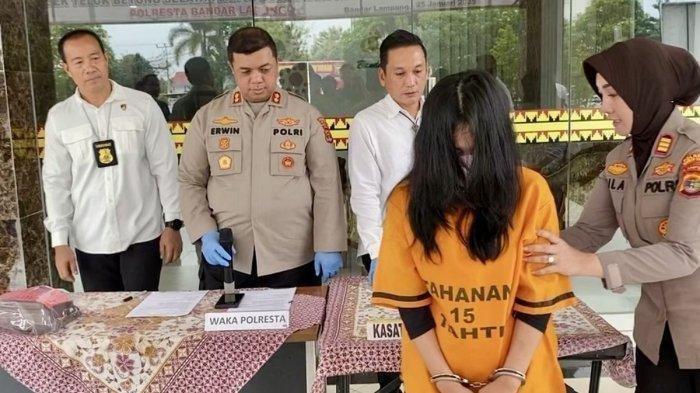 WANITA GASAK ISI ATM CALON MERTUA - NL (29) tersangka pencurian yang menguras isi rekening calon mertuanya di Lampung, Senin (3/2/2025). NL mendapatkan ATM orangtua sang kekasih karena pacarnya saat itu merawat orangtuanya di rumah sakit.