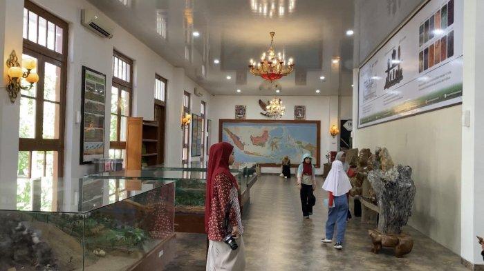 WISATA BOGOR - Museum Tanah dan Pertanian merupakan salah satu aset nasional yang dapat menginformasikan keberagaman tanah nusantara, sejarah, kejayaan pertanian Indonesia, komoditas pertanian, program & kebijakan, serta gambaran pertanian masa depan.