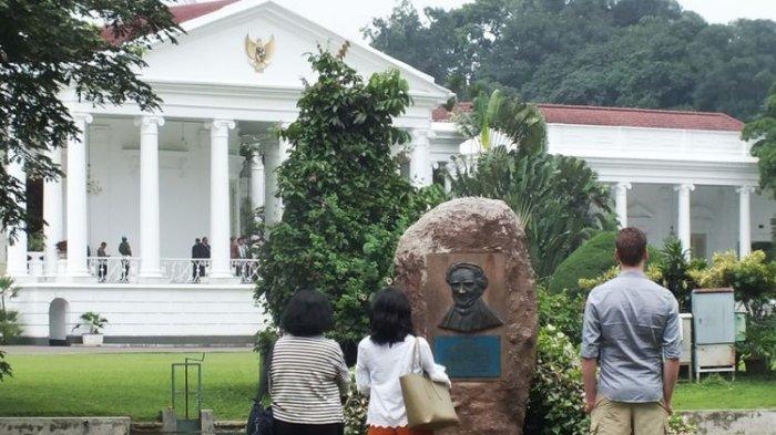 Kebun Raya Bogor dipilih turis asing sebagai tujuan tempat wisata karena memiliki nilai sejarah dan budaya.