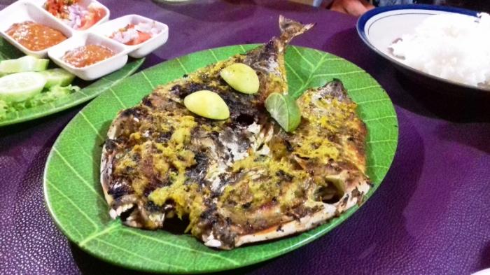 Menu ikan laut bakar di Warung Iwak Laut Bakar Mas Dikin.