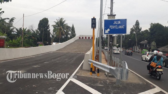 jalur Penyelamat di Turunan Selarong, Puncak, Kabupaten Bogor