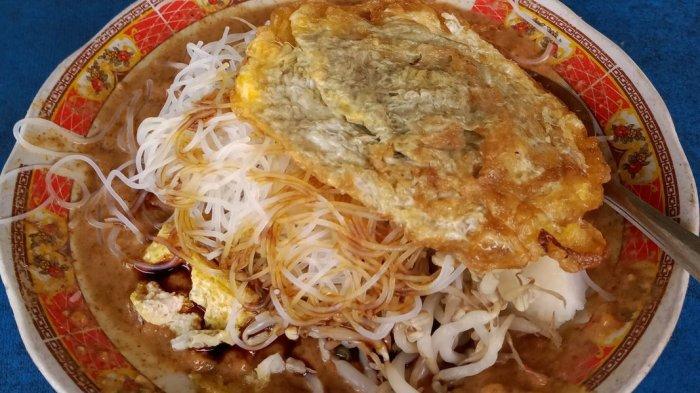Salah satu kuliner Bogor yang jadi pilihan sarapan adalah Ketoprak Jafar yang memiliki cita rasa lengkap yaitu pedas, gurih, dan nikmat