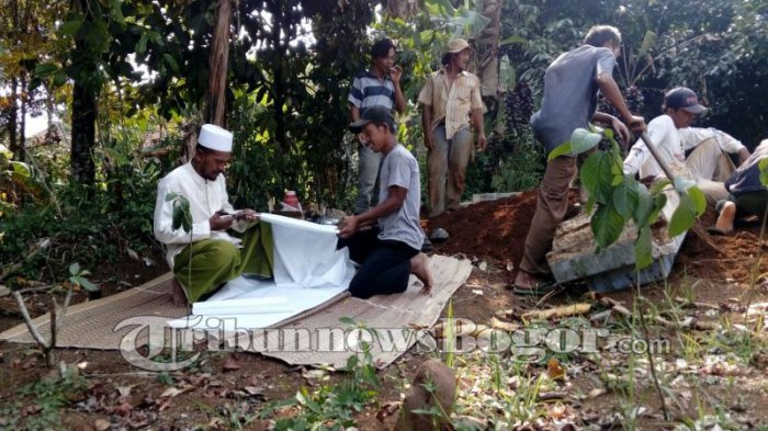 Jasad Etong bin Asman yang sudah dikubur puluhan tahun jasadnya wangi saat kuburannya di Caringin, Kabupaten Bogor dipindahkan, Sabtu (24/9/2017).