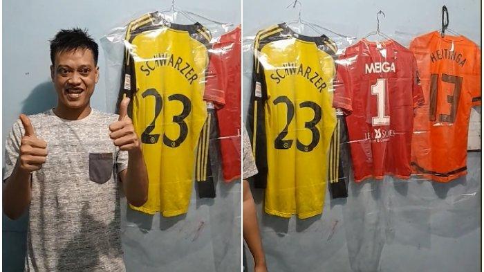 Kolase Kurnia Meiga saat menjual jersey koleksinya di TikTok.
