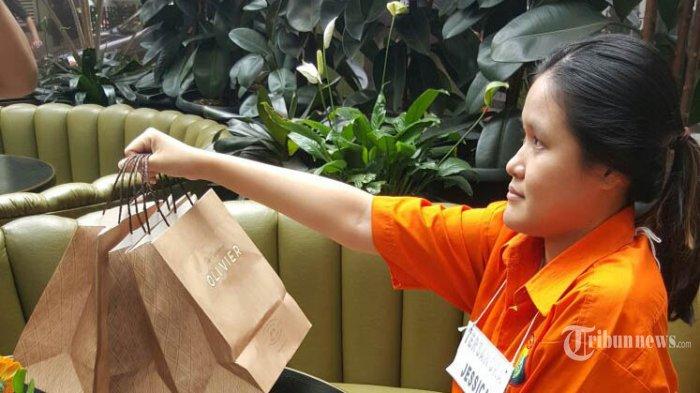 Jessica Kumala Wangsa menjalani rekonstruksi pembunuhan Wayan Mirna Salihin di Cafe Olivier, Grand Indonesia, Jakarta, Minggu (7/2/2016). Ditreskrimum Polda Metro Jaya melakukan rekonstruksi pembunuhan Wayan Mirna Salihin dengan puluhan reka adegan yang juga menghadirkan tersangka yaitu Jessica Kumala Wongso.