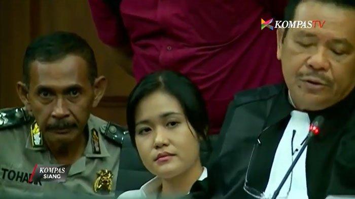 Kabar anggota polisi yang duduk di samping Jessica Wongso saat sidang kasus kopi sianida akhirnya terungkap.