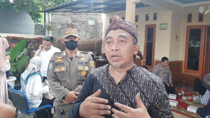 Kepala Desa Bojonggede, Dede Malvina saat berbincang dengan awak media.