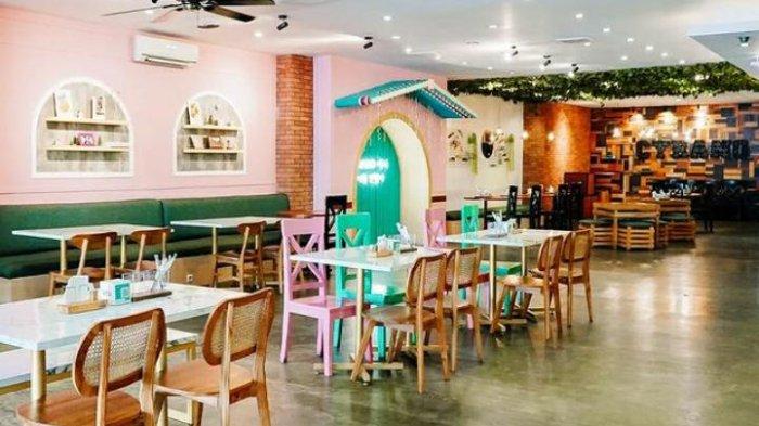 Rekomendasi tempat bukber Cyrano Korean Cafe menawarkan menu ala Korea, seperti kimchi, bungoppang, ramyeon, tteokbokki, dan lain sebagainya.