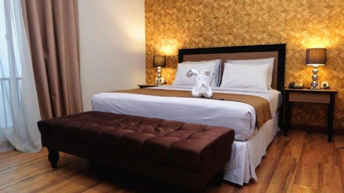 Rekomendasi hotel di Bogor ini berdekatan dengan pusat perbelanjaan Mall BTM, Kebun Raya Bogor, dan Istana Bogor, yakni Royal Hotel Bogor.