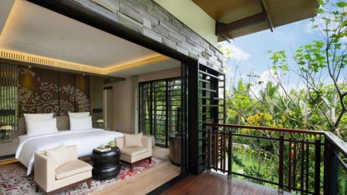 Semua kamar hotel di Bogor ini punya akses untuk melihat Gunung Salak dan Gunung Pangrango langsung. Ini yang membuat tamu-tamu Pullman Ciawi Vimala Hills betah.