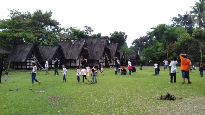 Di tempat wisata Bogor Kampung Budaya Sindang Barang, anak-anak bisa memainkan permainan tradisional Sunda.