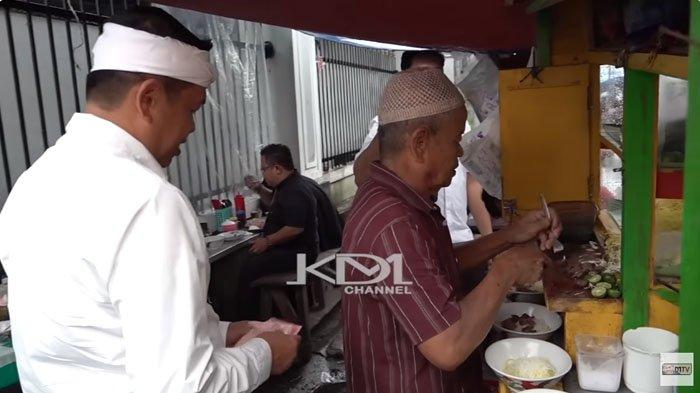Sang tukang soto cuek usai diberi uang berlembar-lembar oleh Kang Dedi. (Youtube channel Kang Dedi Mulyadi)