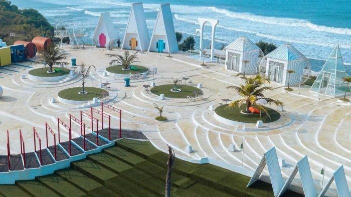 Pantai indah di Karang Potong Ocean View, tempat wisata di Cianjur berupa hamparan lautan dengan dilengkapi bangunan ala Santorini Yunani.