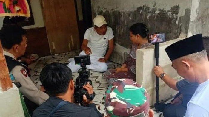 MALING AYAM - Gubernur Jabar, Dedi Mulyadi (bertopi), saat bertemu dengan istri T (37) terduga maling ayam yang menjadi korban amuk massa. Pertemuan ini terjadi di Desa Sirap, Kecamatan Tanjungsiang, Subang, Jumat (4/4/2025).
