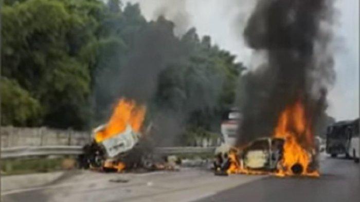 Tangkapan layar - Penampakan kendaraan yang hangus terbakar atas peristiwa kecelakaan di KM 58 Tol Cikampek.