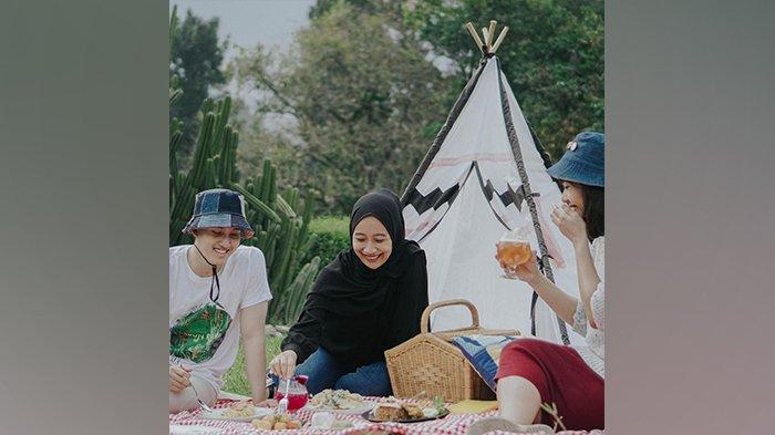 Kebun Raya Bogor masih menjadi tempat favorit untuk berkumpul dan nongkrong di alam terbuka bagi warga Bogor dan sekitarnya.