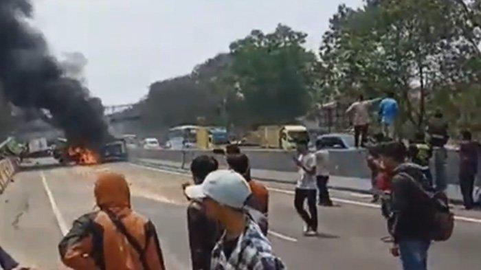 Kecelakaan beruntun di KM 92 Tol Cipularang, Senin (2/9/2019).