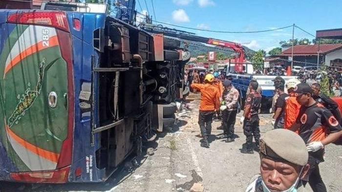 KECELAKAAN BUS - Petugas gabungan melakukan proses evakuasi terhadap korban kecelakaan bus Antar Lintas Sumatera (ALS) yang terbalik di Kelurahan Bukit Surungan, Kecamatan Padang Panjang Barat, Kota Padang Panjang, Sumatera Barat, Selasa (6/5/2025).