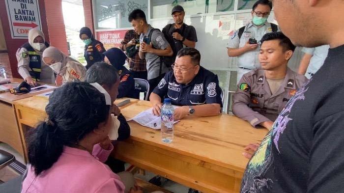 IDENTITAS KORBAN KECELAKAAN: Suasana Pos Ante Mortem DVI Polda Jawa Barat di Rumah Sakit Umum Daerah Ciawi (RSUD) Ciawi, Kabupaten Bogor, Rabu (5/2/2025). Pihak kepolisian membangun Pos Ante Mortem DVI Polda Jawa Barat untuk mengidentifikasi enam korban tewas kecelakaan maut di Gerbang Tol Ciawi Bogor.