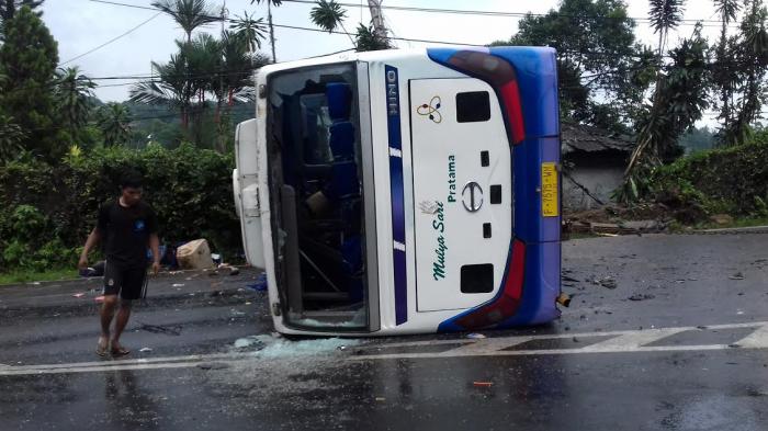 Kecelakaan beruntun di Tanjakan Selarong, Desa Cipayung, Kecamatan Megamendung, Kabupaten Bogor, Minggu (14/2/2016).