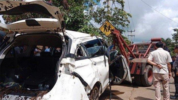 Pasangan Didan Mulyadi (24) dan Lia Astuti (24) tewas bersamaan dalam sebuah kecelakaan mobil. Pengantin baru itu meninggal dunia setelah mobil yang dikendarainya masuk jurang