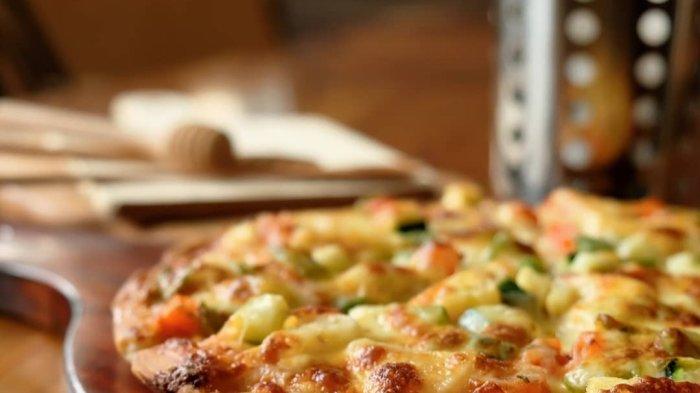 Salah satu rekomendasi kuliner Bogor modern yang wajib dicoba adalah pizza kayu bakar di Kedai Kita.