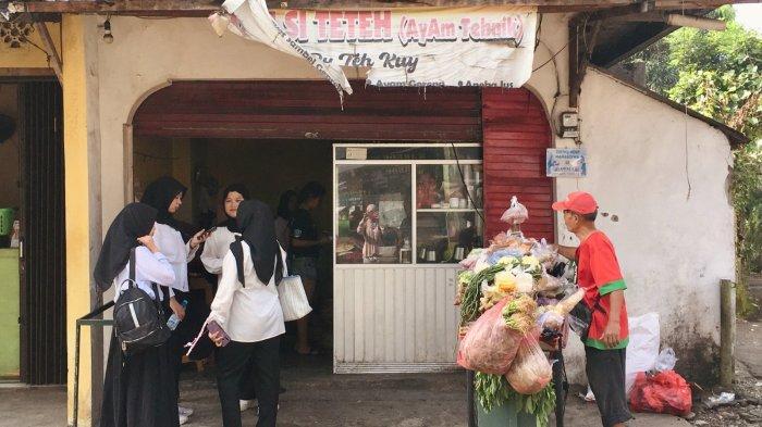 KULINER BOGOR - Tampak depan Kedai Si Teteh Ayam Teknik yang sudah akrab dengan mahasiswa Universitas Pakuan Bogor. Terlihat beberapa pembeli sedang antre untuk membeli ayam sambal nagih yang terkenal murah meriah ini.