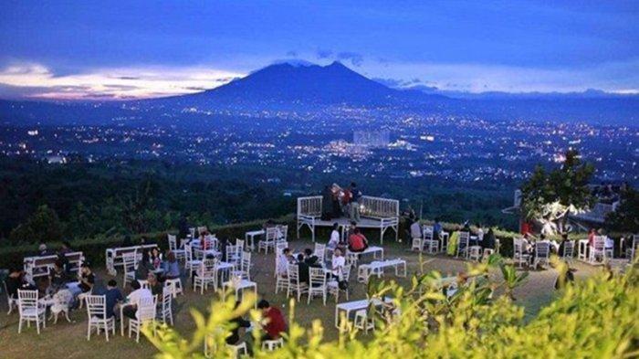 Taman Fathan menyajikan tempat wisata di Bogor dengan pemandangan Gunung Salak yang indah.