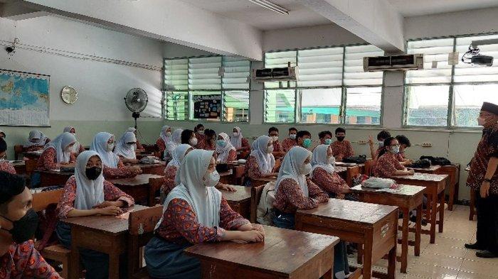 ILUSTRASI Kegiatan belajar mengajar di kelas tingkat SMA - Dalam foto: Pembelajaran Tatap Muka dengan kapasitas 100 persen di SMA 78 Jakarta dimulai Kamis (7/4/2022).