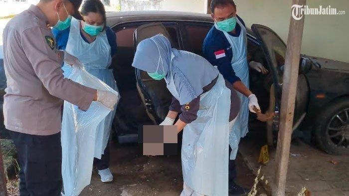 KERANGKA MANUSIA DALAM MOBIL - Tim Bid Dokkes Polda Jatim saat mengevakuasi tulang belulang dari dalam mobil yang terparkir di Aspol Polsek Ujungpangkah, Selasa (11/3/2025). Tulang-belulang di dalam mobil, berada di kursi depan sebelah kiri.