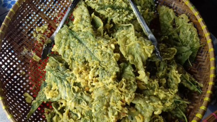 Keripik Bayam, oleh-oleh khas Sunda ini biasa dijajakan di Cipayung, Kabupaten Bogor, Jawa Barat.