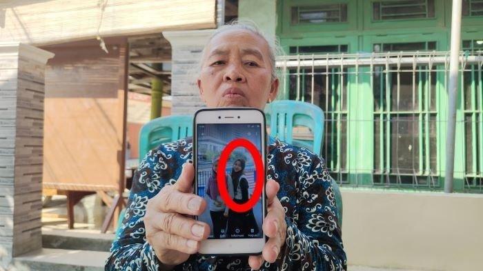 Ibu Nila Daniati, Tiyem (55), menunjukkan foto anaknya yang meninggal ditusuk di Malaysia di rumah duka di Desa Rambatan Wetan, Kecamatan Sindang, Kabupaten Indramayu, Jumat (18/8/2023).