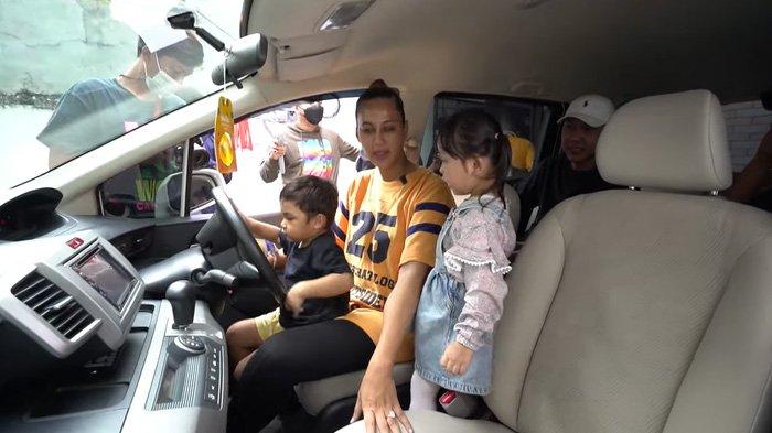 Paula Verhoeven mendampingi Kiano saat bermain bersama Shabira Alula