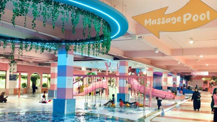 Tampak suasana di dalam Tropikana Waterplay Cibinong wisata air yang difokuskan untuk anak-anak tanpa takut kepanasan ataupun kehujanan. Orang tua juga dapat memantau dan mendampingi langsung saat anak sedang bermain.