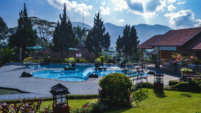 Bersantai dan berenang di kolam renang Citra Cikopo salah satu hotel di Bogor dengan suguhan pemandangan gunung yang indah.