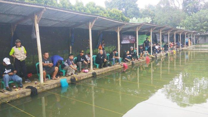 Teras Air Kuntum merupakan rekomendasi tempat wisata di Bogor yang bisa kamu kunjungi untuk memancing.