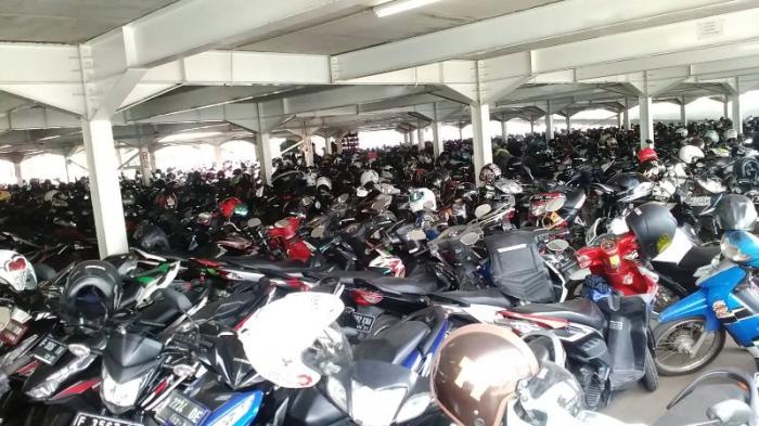 Parkiran Motor Stasiun Bogor Padat pada Kamis (11/5/2016)