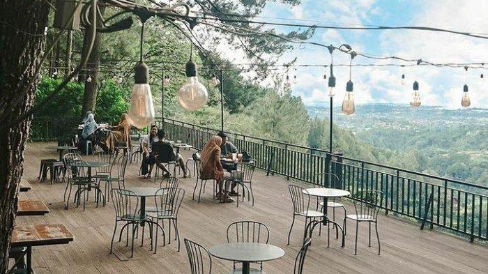 Jika kamu datang ke tempat wisata Bogor ini saat malam hari, suasana yang disuguhkan lebih romantis karena ada dekorasi lampu-lampu yang menjuntai dari satu pohon pinus ke pohon pinus lainnya.