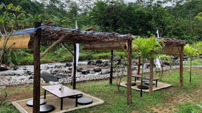 Mengusung konsep Back To Nature, tempat bukber di Bogor Kopi Tepian Sentul ini hadirkan sentuhan alam ala Bali vibes.