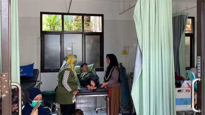 Beberapa korban keracunan massal yang terjadi di Kampung Babakan Baru RT 001 RW 012, Kelurahan Cipaku, Kecamatan Bogor Selatan, Kota Bogor, saat berada di Puskesmas Cipaku, Selasa (4/6/2024). 