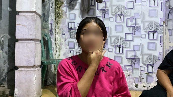 Korban penganiayaan di wilayah Tamansari Kabupaten Bogor saat disambangi di kediamannya, Selasa (28/5/2024) malam.
