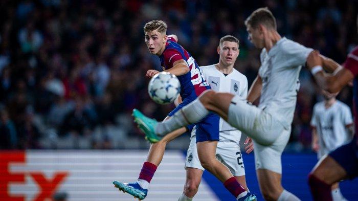 Fermin Lopez gelandang tengah FC Barcelona sedang melakukan tendangan ke gawang lawannya saat pertandingan Liga Champions pada Rabu 25 Oktober 2023, ia berhasil mencetak gol spektakuler sekaligus kemenangan untuk Blaugrana dan keluar menjadi Man Of The Match (MOTM)