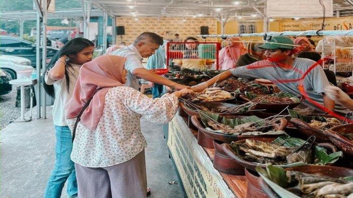 Terdapat berbagai macam menu yang bisa kamu pilih dan ambil sendiri jika datang ke tempat kuliner Bogor ini. Di antara menu yang dimiliki Belsambel Mancur yakni ayam, bebek, ikan, tumisan, hingga sayur asem.