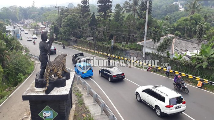 Lalu lintas kendaraan di kawasan Turunan Selarong Puncak Bogor, Selasa (29/5/2018).