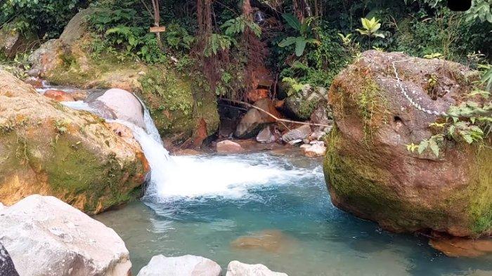 Leuwi Batok merupakan tempat wisata di Bogor yang lokasinya masih tersembunyi di antara bukit-bukit, bahkan medan menuju ke lokasi masih terjal dan licin.