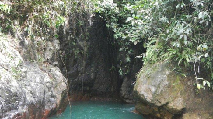 Di antara tebing yang mengapit Leuwi Liyet, mengalir air sungai yang warnanya hijau toska namun sangat jernih, sehingga tempat wisata Bogor ini disebut Green Canyon.