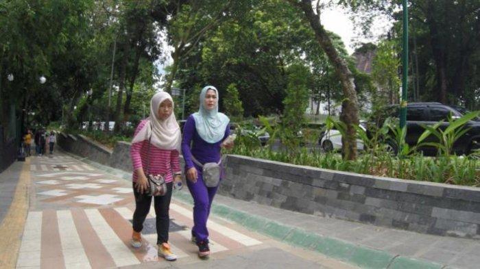 Trek Lingkar Luar Kebun Raya Bogor ini cukup nyaman dan panjang untuk berolahraga. Dalam satu kali putaran saja kamu sudah menempuh 8-10 kilometer di tempat wisata ini.