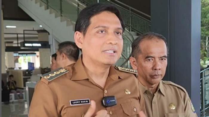 LUCKY HAKIM VIRAL: Tangkapan layar momen Bupati Indramayu Lucky Hakim buka suara soal aksinya liburan ke Jepang tanpa izin Mendagri dan Gubernur Jawa Barat viral. Lucky mengaku pasrah jika diberhentikan sementara dari jabatan. Lucky pun mengurai alasannya nekat liburan tanpa izin ke Dedi Mulyadi.